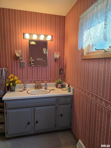 1410 E LOCUST Street, Canton, IL 61520