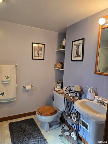 1410 E LOCUST Street, Canton, IL 61520