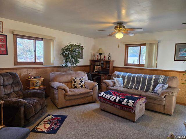 1410 E LOCUST Street, Canton, IL 61520