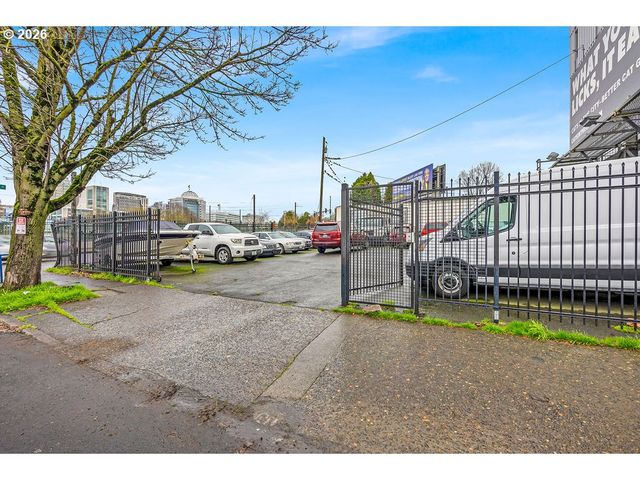 240 Ne M L KING Blvd, Portland, OR 97232