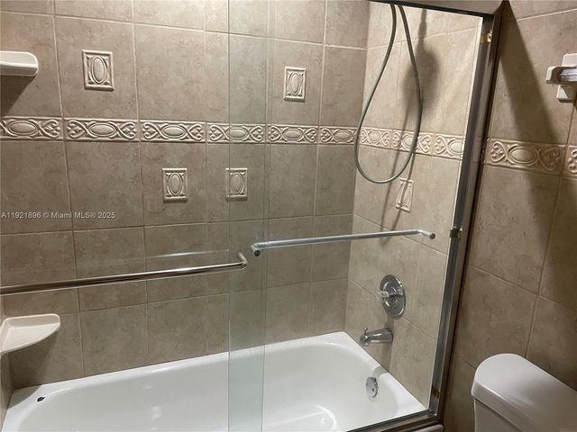 911 NE 199th St 203-14, Miami, FL 33179