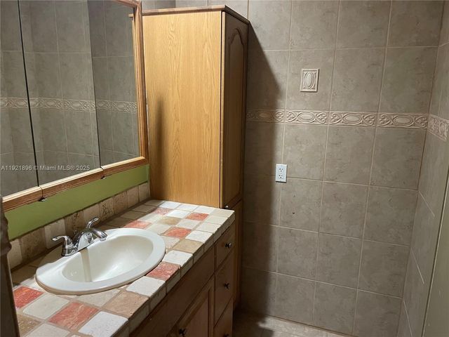 911 NE 199th St 203-14, Miami, FL 33179