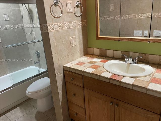 911 NE 199th St 203-14, Miami, FL 33179