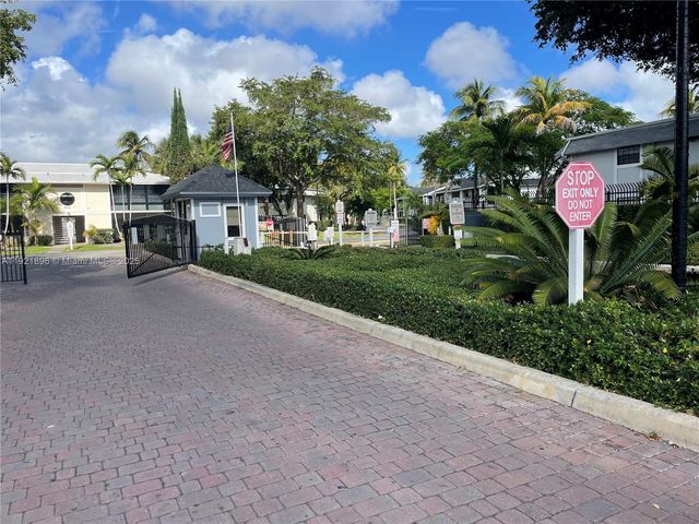 911 NE 199th St 203-14, Miami, FL 33179