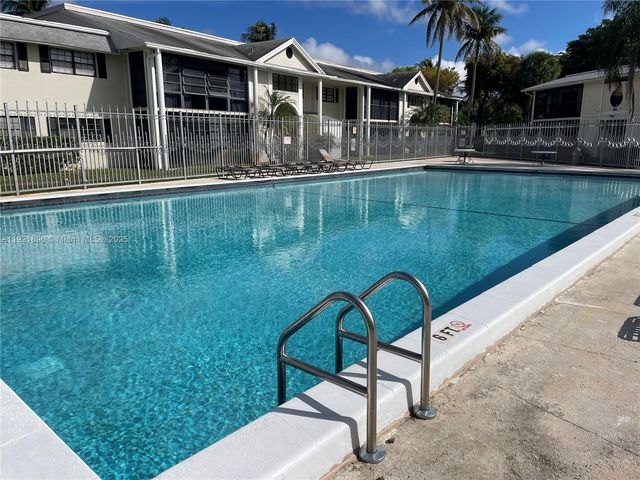 911 NE 199th St 203-14, Miami, FL 33179