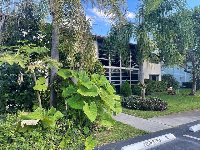 911 NE 199th St 203-14, Miami, FL 33179