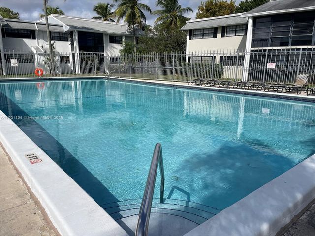 911 NE 199th St 203-14, Miami, FL 33179
