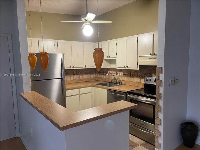 911 NE 199th St 203-14, Miami, FL 33179