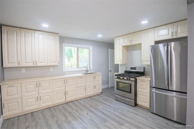 34 Crescent Drive, Pontiac, MI 48342