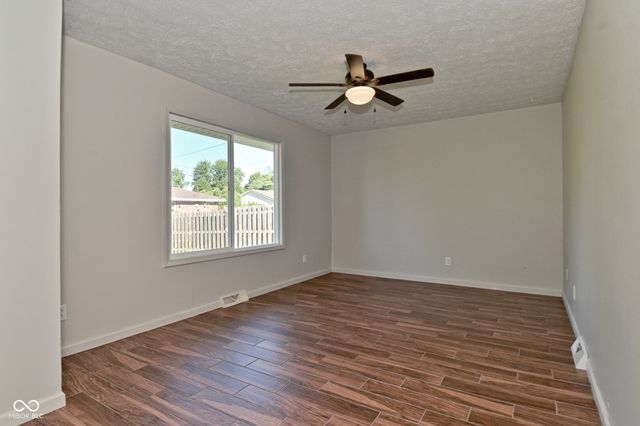 180 Briar Hill Drive, Whiteland, IN 46184