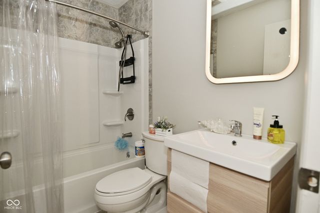 180 Briar Hill Drive, Whiteland, IN 46184