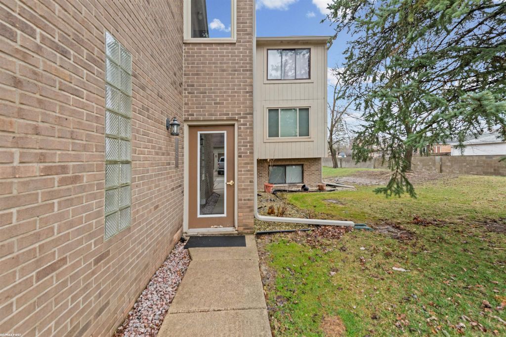 42375 Lochmoor Street, Clinton Twp, MI 48038