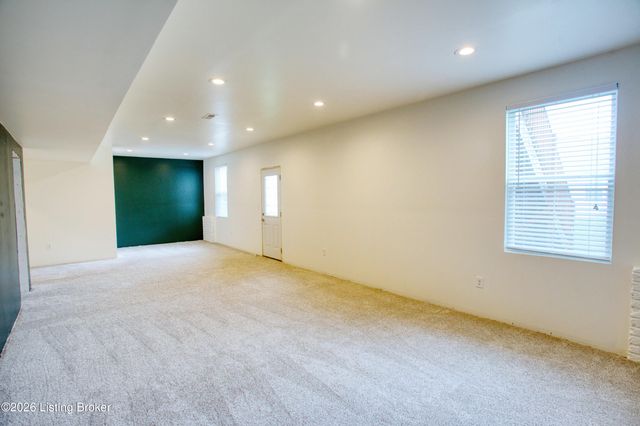250 Saint Regis Dr, Shelbyville, KY 40065