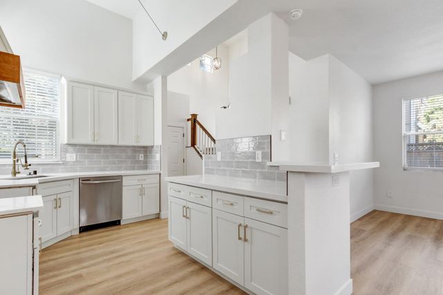 8228 Woods Edge Ln, Elk Grove, CA 95758