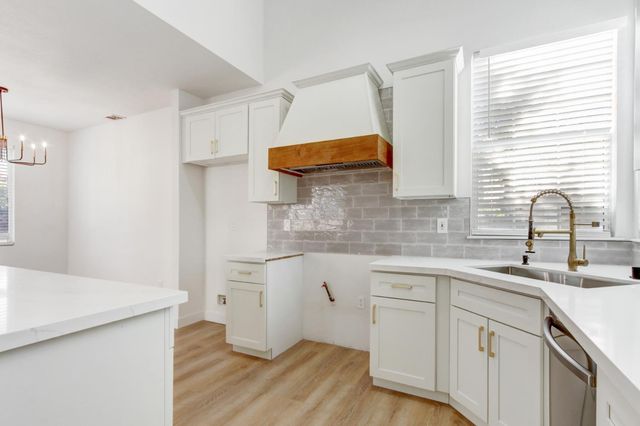 8228 Woods Edge Ln, Elk Grove, CA 95758