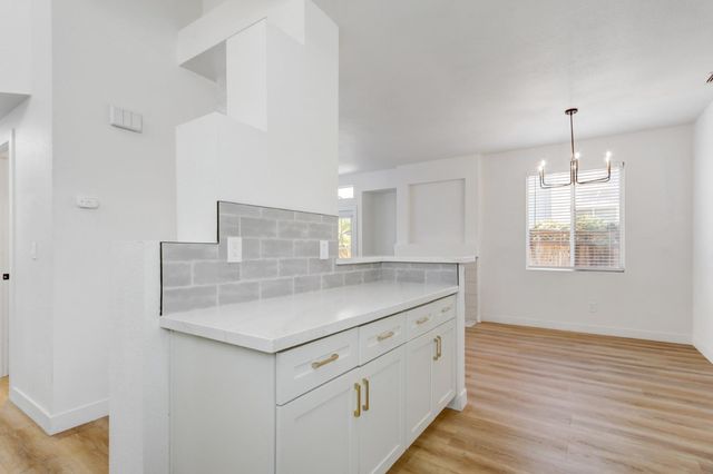 8228 Woods Edge Ln, Elk Grove, CA 95758