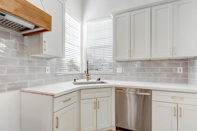 8228 Woods Edge Ln, Elk Grove, CA 95758