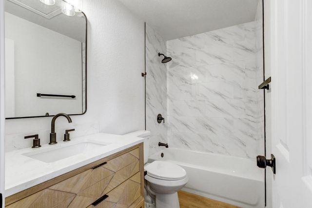 8228 Woods Edge Ln, Elk Grove, CA 95758