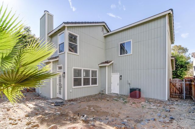 8228 Woods Edge Ln, Elk Grove, CA 95758