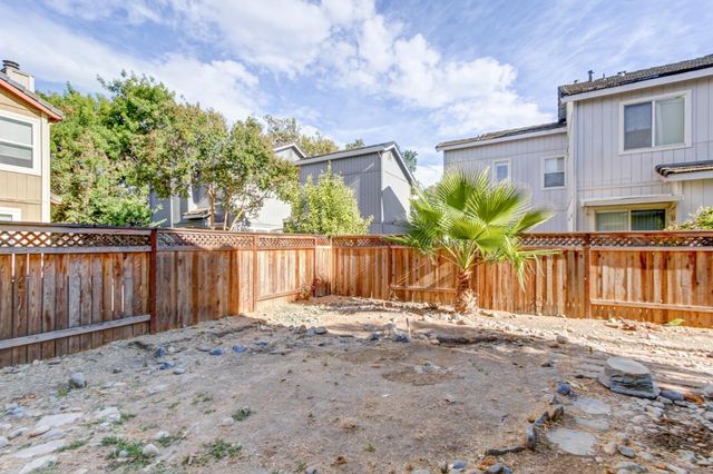 8228 Woods Edge Ln, Elk Grove, CA 95758