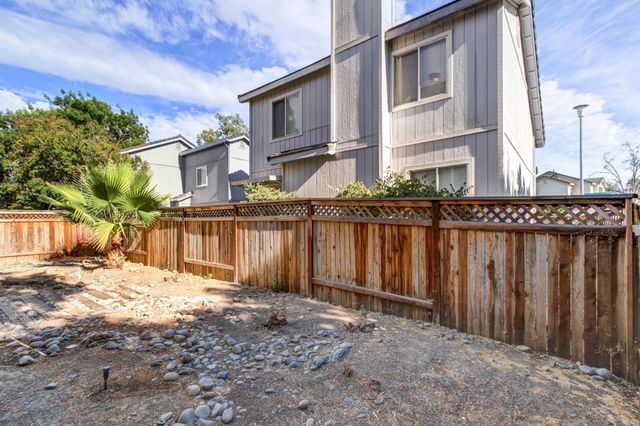 8228 Woods Edge Ln, Elk Grove, CA 95758