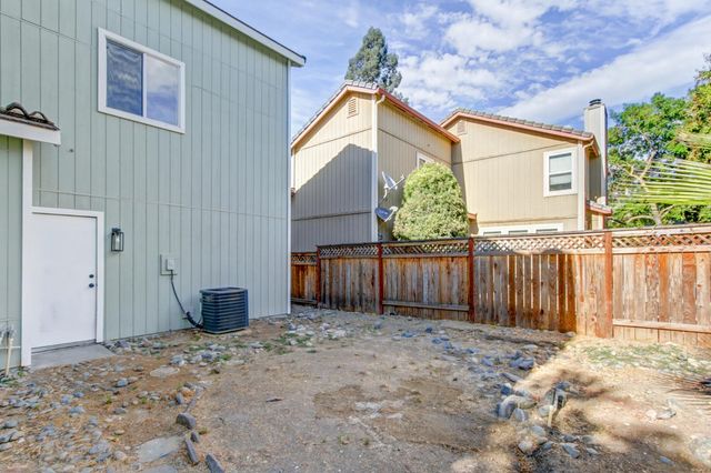 8228 Woods Edge Ln, Elk Grove, CA 95758