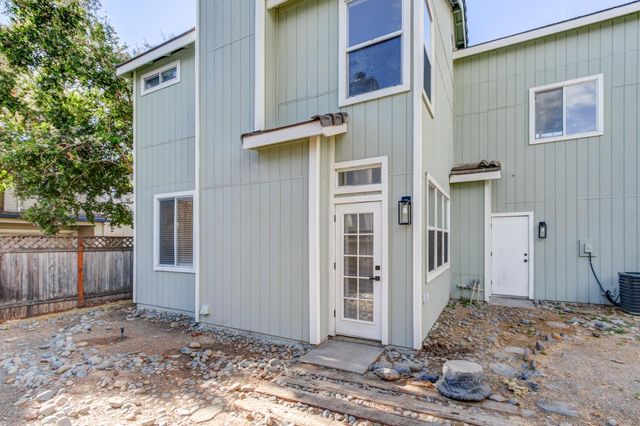8228 Woods Edge Ln, Elk Grove, CA 95758