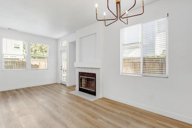 8228 Woods Edge Ln, Elk Grove, CA 95758