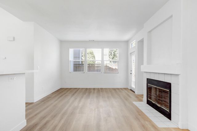 8228 Woods Edge Ln, Elk Grove, CA 95758