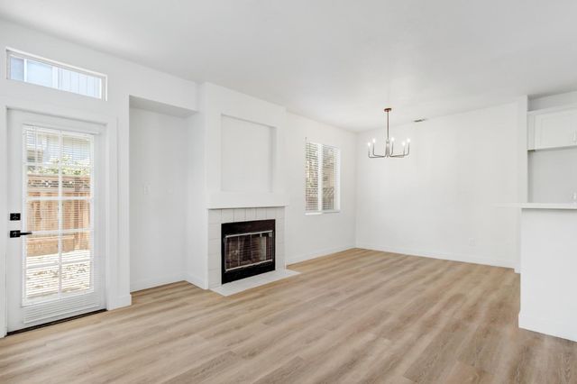 8228 Woods Edge Ln, Elk Grove, CA 95758