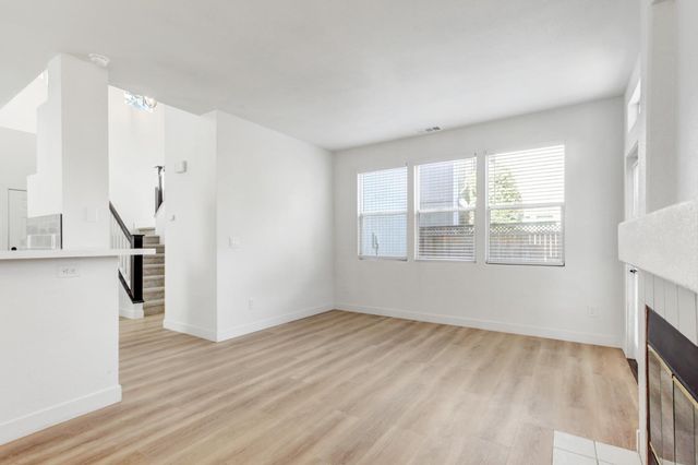 8228 Woods Edge Ln, Elk Grove, CA 95758