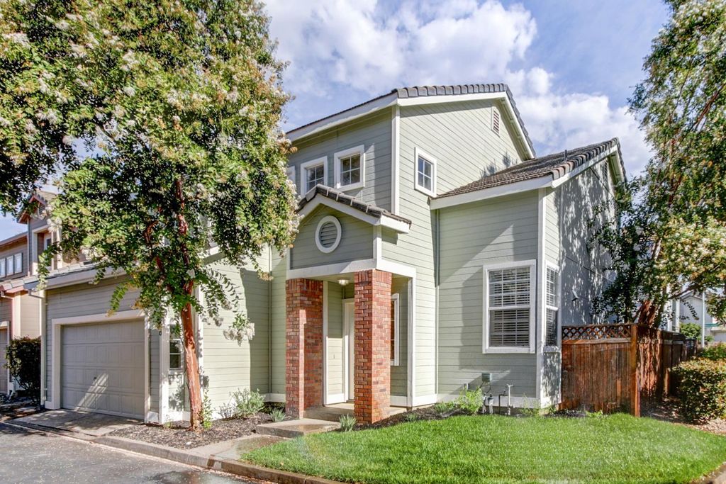 8228 Woods Edge Ln, Elk Grove, CA 95758