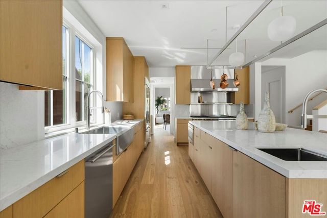 541 S Westgate Avenue, Los Angeles, CA 90049