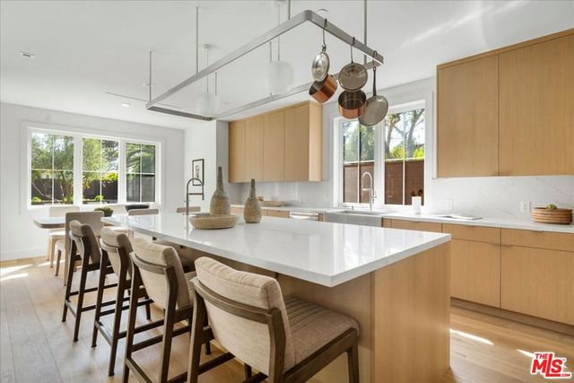 541 S Westgate Avenue, Los Angeles, CA 90049