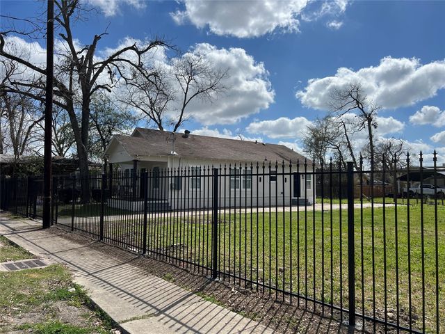 1148 Panama Street, Houston, TX 77009