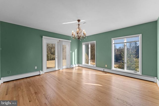 901 WALKER RD, Great Falls, VA 22066