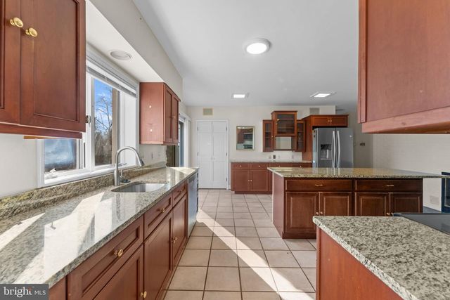 901 WALKER RD, Great Falls, VA 22066