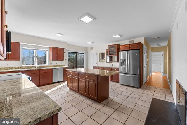 901 WALKER RD, Great Falls, VA 22066