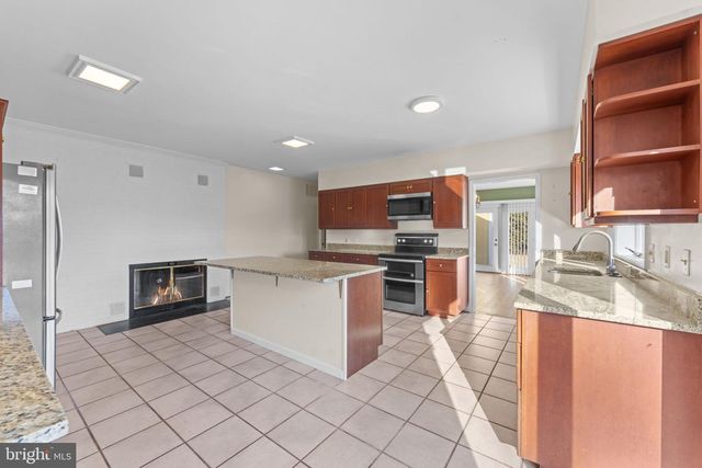 901 WALKER RD, Great Falls, VA 22066