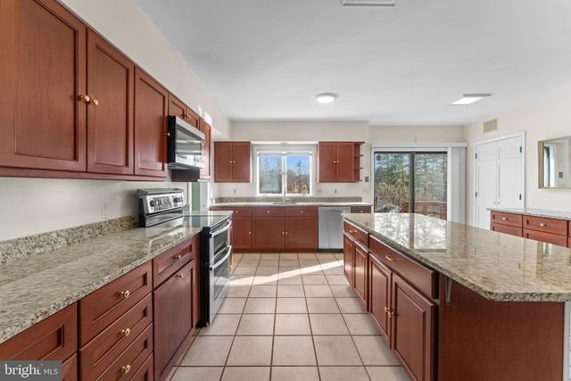 901 WALKER RD, Great Falls, VA 22066