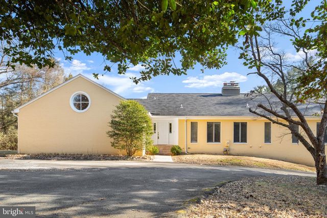 901 WALKER RD, Great Falls, VA 22066