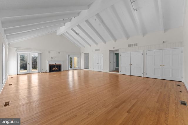 901 WALKER RD, Great Falls, VA 22066