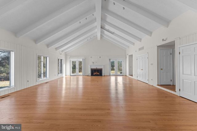 901 WALKER RD, Great Falls, VA 22066