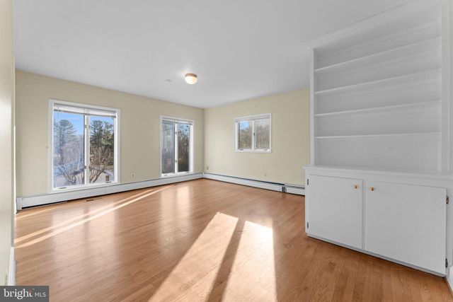 901 WALKER RD, Great Falls, VA 22066