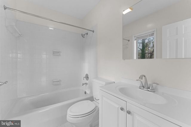 901 WALKER RD, Great Falls, VA 22066