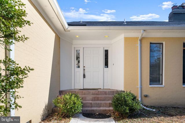 901 WALKER RD, Great Falls, VA 22066