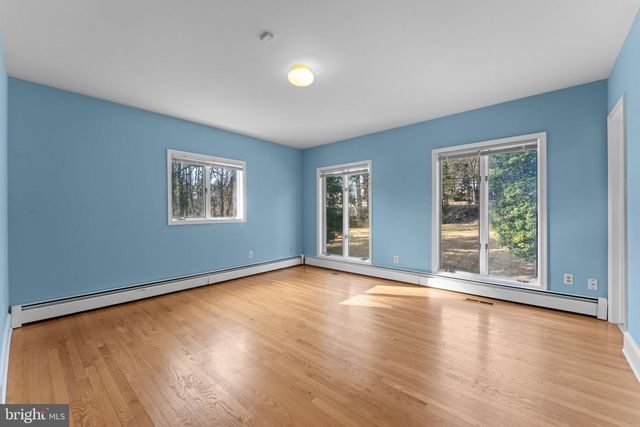 901 WALKER RD, Great Falls, VA 22066