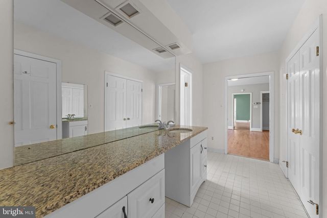 901 WALKER RD, Great Falls, VA 22066