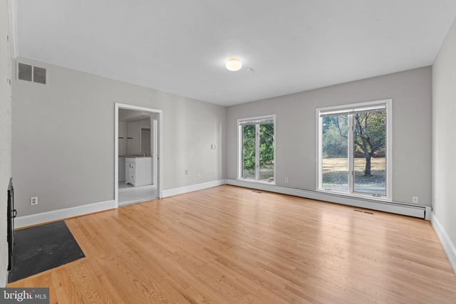 901 WALKER RD, Great Falls, VA 22066