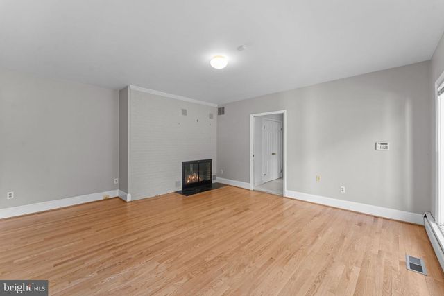 901 WALKER RD, Great Falls, VA 22066